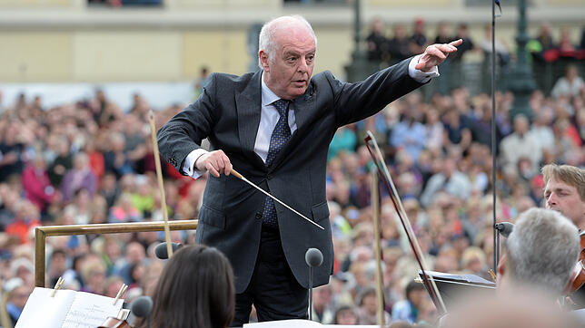 Daniel Barenboim in Aktion. Das Bild entstand bei einem klassischen Sonntagskonzert in Berlin. Die Frage ist: Waren im Publikum auch ...