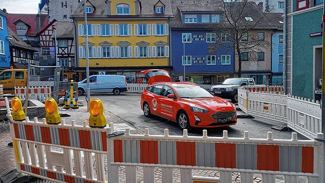 Bild : Autofahrerin parkt in der abgesperrten Stadtgraben-Baustelle