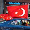 Anhänger des türkischen Präsidenten Erdogan fahren in einem Autokorso mit türkischen Fahnen, noch vor dem amtlichen Ergebnis der ...