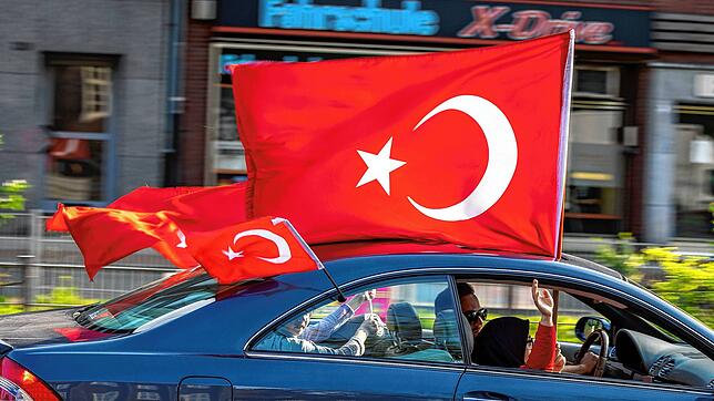 Anhänger des türkischen Präsidenten Erdogan fahren in einem Autokorso mit türkischen Fahnen, noch vor dem amtlichen Ergebnis der ...