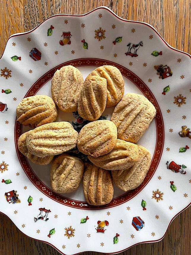 Die Honigplätzchen können gut zusammen mit Kindern gebacken werden.