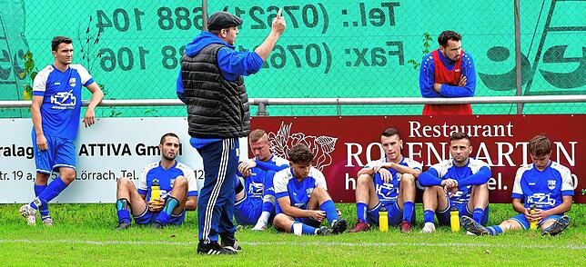 Aufgepasst: Trainer Mick Fahr nimmt sich die Spieler des FC Hauingen in der Halbzeitpause zur Brust. Doch mehr wie der Anschlusstreffer ...