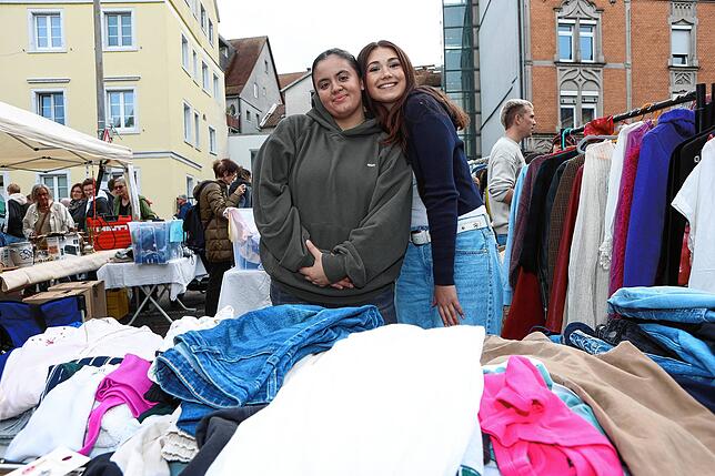 Bild 3: Konstanz – Altstadt-Flohmarkt auf dem Stephansplatz: Hier stöbern und feilschen die Konstanzer