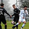 Der Marbacher Niklas Finkbeiner (links) beobachtet den Zweikampf seines Kollegen Oliver Burkhard mit Aasens Torschützen Frederik Edbauer.