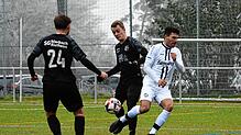 Der Marbacher Niklas Finkbeiner (links) beobachtet den Zweikampf seines Kollegen Oliver Burkhard mit Aasens Torschützen Frederik Edbauer.