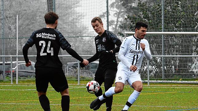 Der Marbacher Niklas Finkbeiner (links) beobachtet den Zweikampf seines Kollegen Oliver Burkhard mit Aasens Torschützen Frederik Edbauer.
