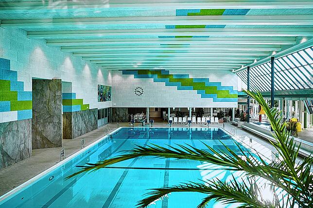 Die Aquasauna gehört zum Aquasol. Hier der Blick vom Solebecken im oberen Stock hinunter aufs große Schwimmbecken.