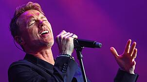 Ronan Keating auf der Bühne am Radolfzeller Seeufer. Mit seinen Liedern begeisterte er die Fans.