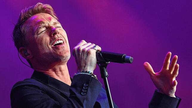 Ronan Keating auf der Bühne am Radolfzeller Seeufer. Mit seinen Liedern begeisterte er die Fans.