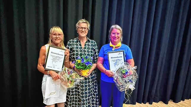 Wertschätzung für langjähriges Engagement: Uli Loser (Mitte) überreicht Michaela Weißenberger (links) und Vera Kniess ihre ...