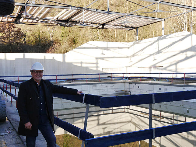 Arnold Wild, Architekt und Leiter Bau und Immobilien der Stadtwerke Konstanz, steht vor dem zweiten 25-Meter-Becken. Oben ist die ...