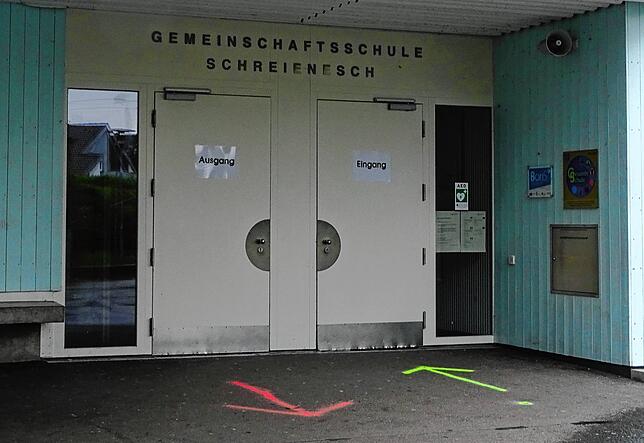 Hier rein, da raus: Auch in der Gemeinschaftsschule Schreienesch ist derzeit eine Klasse wegen des positiven Testsergebnisses bei einem ...