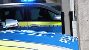 Symbolfoto: Die Polizei in Friedrichshafen ermittelt nach einer Vollbremsung, bei der zwei Menschen verletzt wurden, wegen Unfallflucht.