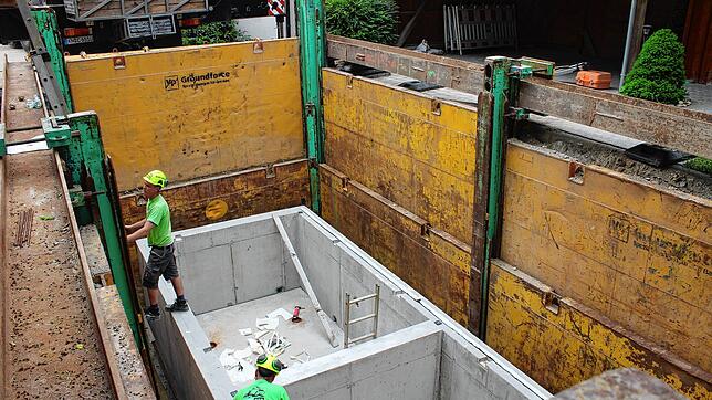 Auf die Bodenplatte wurden zwei Rahmenteile gesetzt. Alle Teile wurden mit Gummidichtungen wasserdicht verschlossen.
