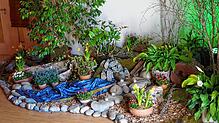 Requisiten wie eine Dornenkrone, ein festlich beleuchteter Abendmahlssaal und ein bunter Auferstehungsgarten gehören zum Ostergarten ...
