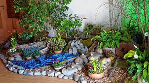 Requisiten wie eine Dornenkrone, ein festlich beleuchteter Abendmahlssaal und ein bunter Auferstehungsgarten gehören zum Ostergarten ...
