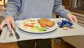 (Archivfoto) Auf den Tellern vieler Konstanzer Schülerinnen und Schüler liegt seit einigen Monaten nur noch einmal pro Woche Fleisch ...