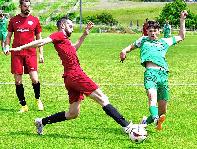 Neue Aufgabe: Mert Karatas (vorn, gegen Lorenz Thoma vom SV Waldhaus II) kommt vom DTFV Bad Säckingen zum SV Blau-Weiß Murg.
