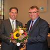 Blumen für den Wahlsieger: Oberbürgermeister Andreas Brand (rechts) gratuliert Dieter Stauber.