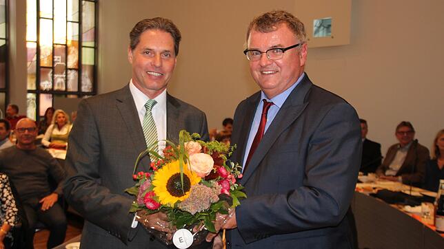 Blumen für den Wahlsieger: Oberbürgermeister Andreas Brand (rechts) gratuliert Dieter Stauber.