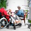 Symbolbild: Ein Desinfektionsmittelspender hängt in einem Alten- und Pflegeheim in Nordrhein-Westfalen.