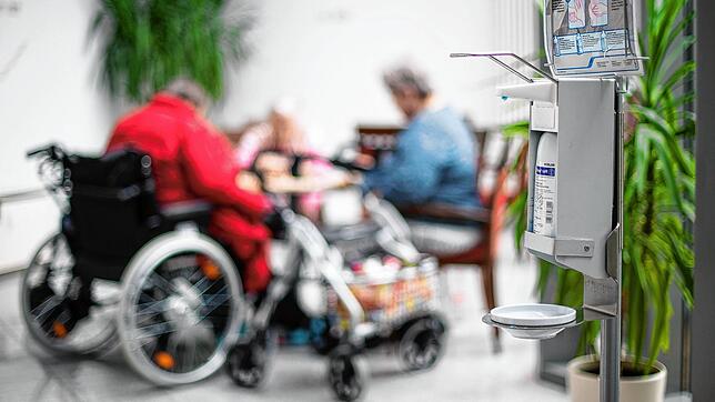 Symbolbild: Ein Desinfektionsmittelspender hängt in einem Alten- und Pflegeheim in Nordrhein-Westfalen.