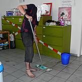 Erst einmal putzen: Ein Aktivist reinigt im Juli 2020 nach der Hausbesetzung den Fußboden des Erdgeschosses. Hier befanden sich früher ...