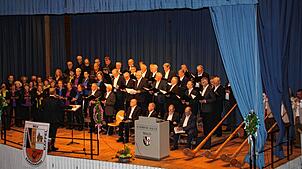 Der Chor Intakt aus Göggingen, die Chorgemeinschaft Wald-Überlingen und die Stockweg Alphorn-Formation (von links) bieten beim Konzert ...
