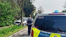 Beim Versuch, Fußgängern auszuweichen prallte der Fahrer eines Mercedes in der B-33-Ortsdurchfahrt in Leimbach frontal gegen einen Baum.