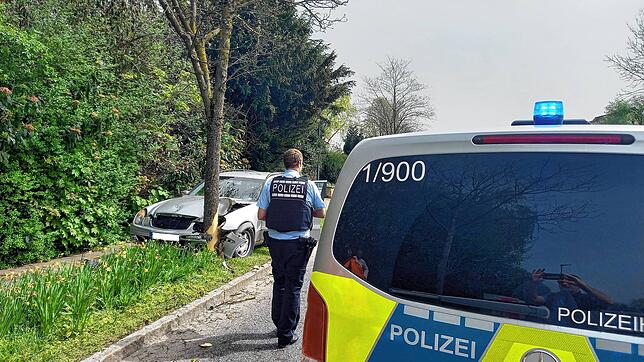 Beim Versuch, Fußgängern auszuweichen prallte der Fahrer eines Mercedes in der B-33-Ortsdurchfahrt in Leimbach frontal gegen einen Baum.