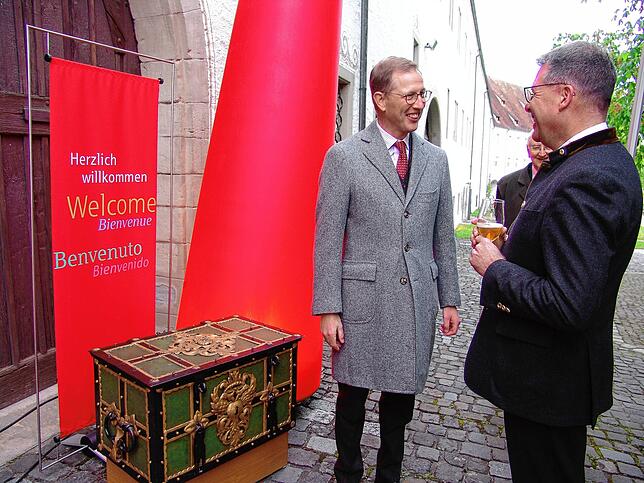 Ist es die echte Geldkassette aus den Anfängen der Waisenkasse, die in der Sparkassenhauptstelle ihren Platz hat, oder doch eine Replik ...