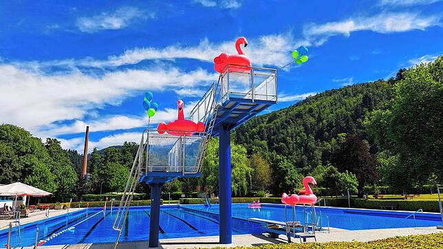 Flamingos in Wehr gesichtet. Im Freibad begleiten am sofort diese Flamingo-Luftmatratzen die Kinder im Nichtschwimmerbecken.