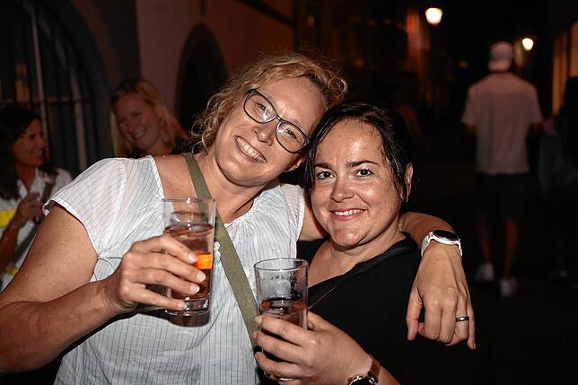 Bild 31: Konstanz: Die Niederburg lädt zum Gassenfreitag und die Besucher tanzen an