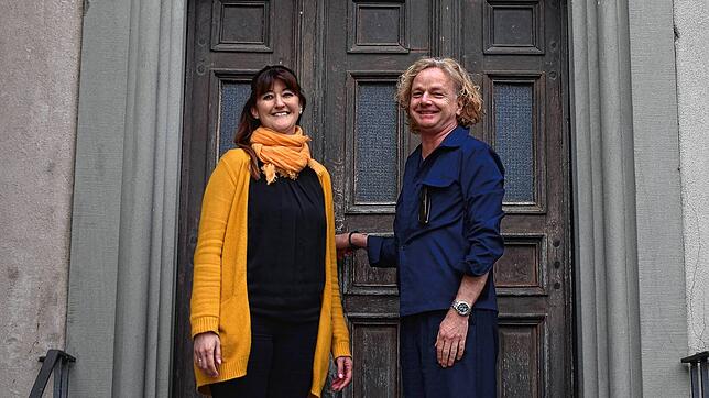 Esther Schwarz und Joachim Steiner vor der Konstanzer Lutherkirche.