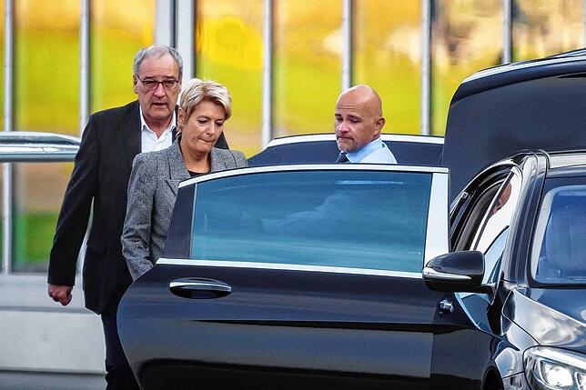 Von Trump mit Horror-Zöllen von 39 Prozent gedemütigt: Schweizer Bundespräsidentin Karin Keller-Sutter und Wirtschaftsminister Guy ...