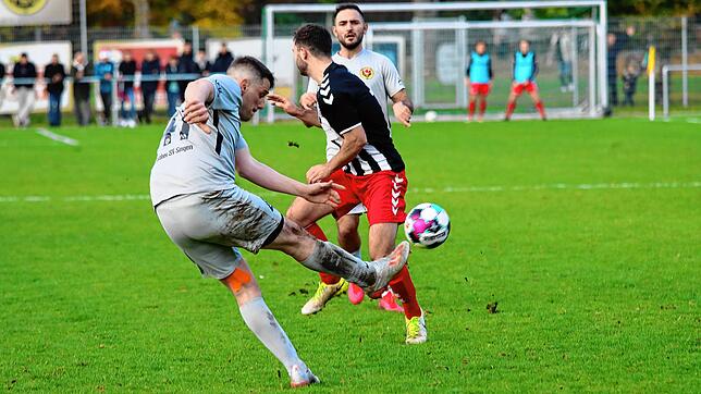 3:1 setzte sich der TSV Singen (links Mustafa Alemdar) gegen den SC Konstanz-Wollmatingen durch.