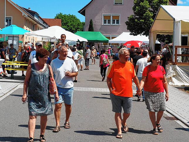 Gutes Wetter, gute Stimmung, die Kirchstraße in Jestetten.