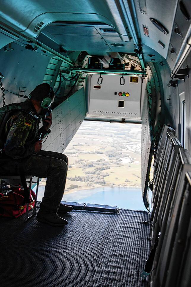Über diese Luke verlassen die Springer das Flugzeug. Bild: Bundeswehr