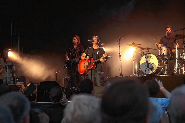 Bild 24: James Blunt begeistert Fans im Salemer Schlosspark