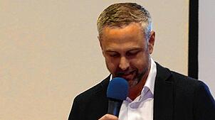 Bürgermeister Mike Biehler bei seiner Rede.