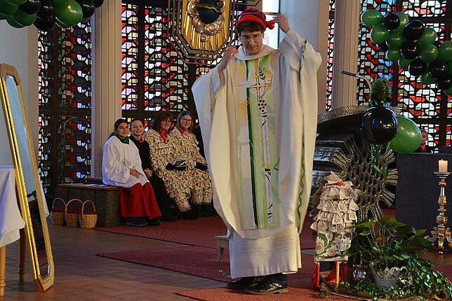Bild 4: Bilder vom Narrentreffen der Urviecher-Zunft: Narrenmesse und Zunftmeisterempfang