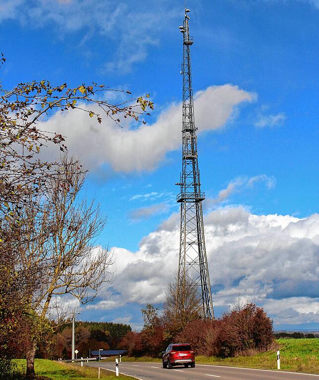 Dieser hohe Mobilfunkmast steht in der Nähe vom Hüttenbühl außerhalb der Ortsgrenze von Herdwangen. In Herdwangen-Schönach gibt es nur ...