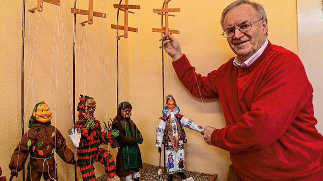 Peter Scharte mit einigen seiner Marionetten. Der 76-Jährige hat vor mehr als 30 Jahren damit begonnen, Fasnachtsfiguren als ...