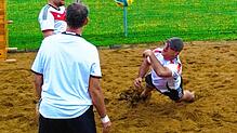 Marius Tritschler (links) ist überrascht, mit welcher Vehemenz Christian Mayer den Volleyball ins gegnerische Spielfeld bugsiert. Bild: ...