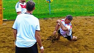 Marius Tritschler (links) ist überrascht, mit welcher Vehemenz Christian Mayer den Volleyball ins gegnerische Spielfeld bugsiert. Bild: ...