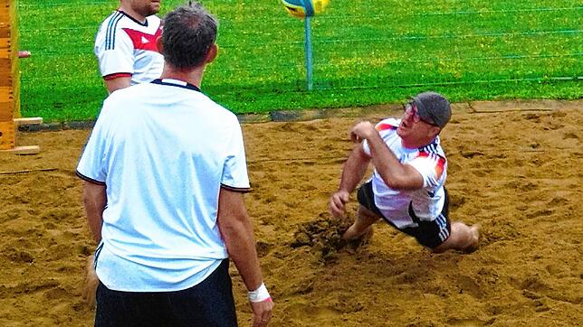 Marius Tritschler (links) ist überrascht, mit welcher Vehemenz Christian Mayer den Volleyball ins gegnerische Spielfeld bugsiert. Bild: ...