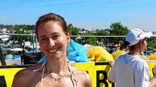 Ein sauberer Zeltplatz zum Wohlfühlen: Gina Herwig aus Aschaffenburg gibt leere Dosen bei der Festival-Müllabfuhr ab.