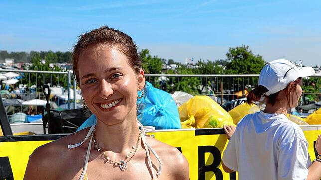 Ein sauberer Zeltplatz zum Wohlfühlen: Gina Herwig aus Aschaffenburg gibt leere Dosen bei der Festival-Müllabfuhr ab.