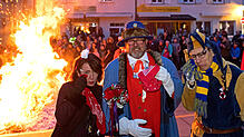Die Meßkircher Katzenzunft verbrennt die Fasnet auf dem Saumarkt. Viele Narren hatten sich dazu versammelt, darunter auch das ...