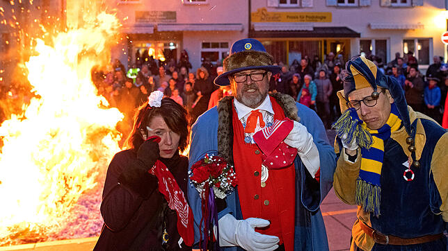 Die Meßkircher Katzenzunft verbrennt die Fasnet auf dem Saumarkt. Viele Narren hatten sich dazu versammelt, darunter auch das ...